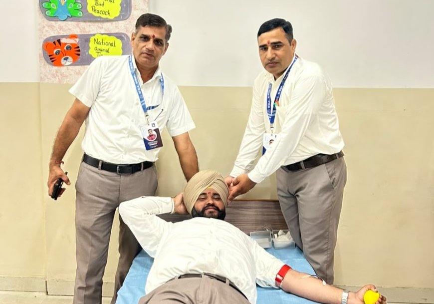 पंडित हरिनाथ चतुर्वेदी की 102वीं जयंती पर सीएलसी हाई स्कूल में रक्तदान शिविर का आयोजन